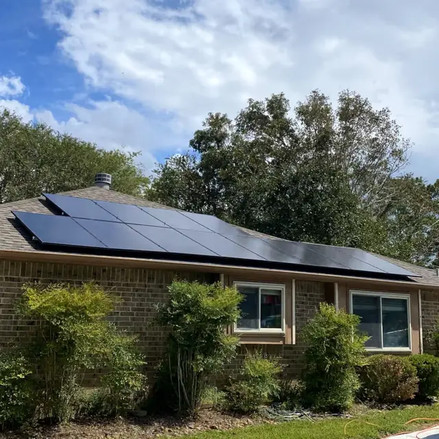 Hogar con paneles solares instalados